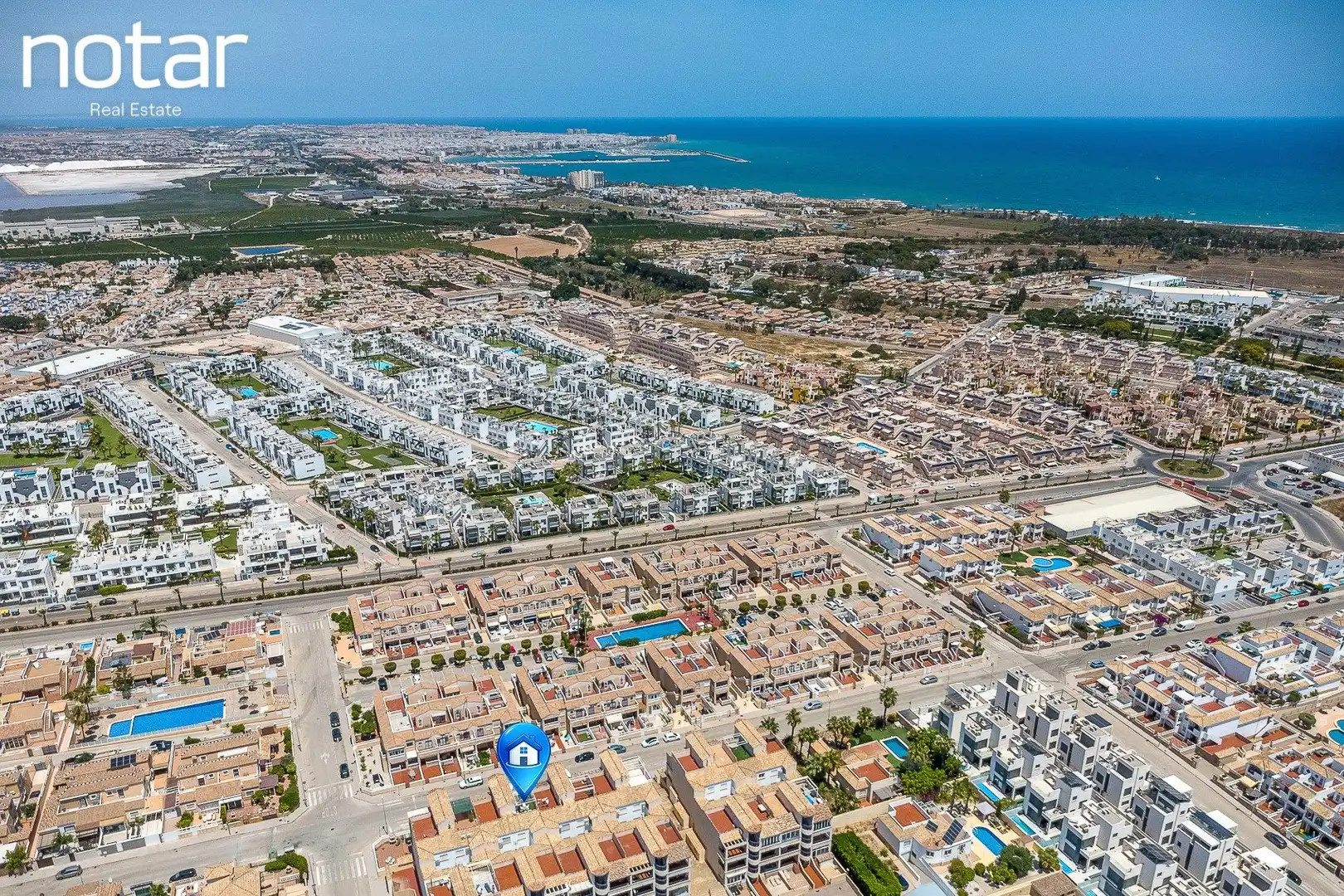 Vista exterior de Ático en venta en Orihuela con Terraza, Balcón y Piscina comunitaria