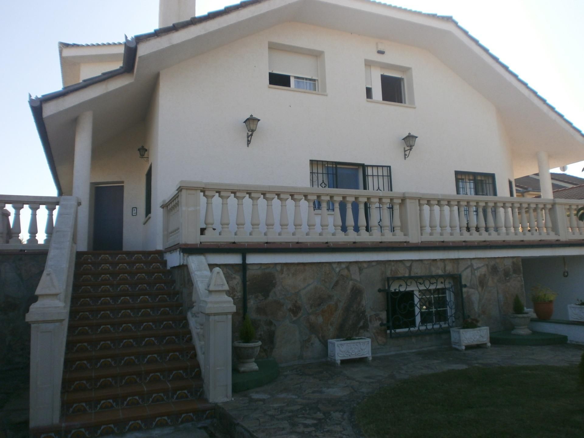 Vista exterior de Casa o chalet en venta en La Lastrilla  con Calefacción, Jardín privado y Terraza