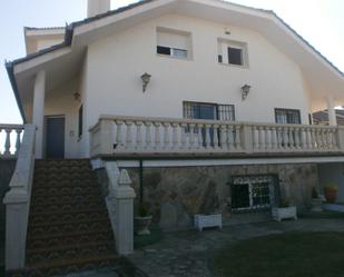 Vista exterior de Casa o xalet en venda en La Lastrilla  amb Terrassa, Piscina i Balcó