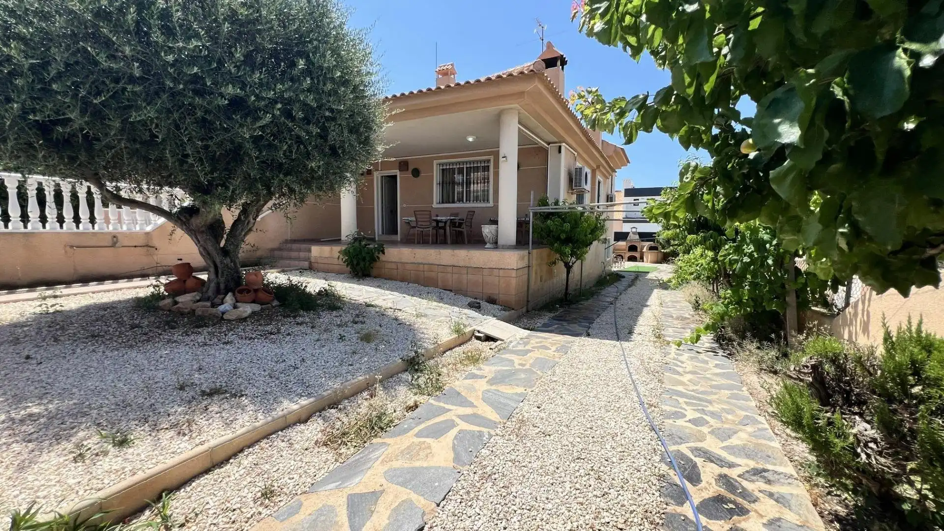 Vista exterior de Casa adosada en venda en Torrevieja amb Calefacció, Jardí privat i Moblat