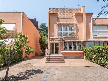 Casa pareada con balcón en venta en Fuencarral - El Pardo