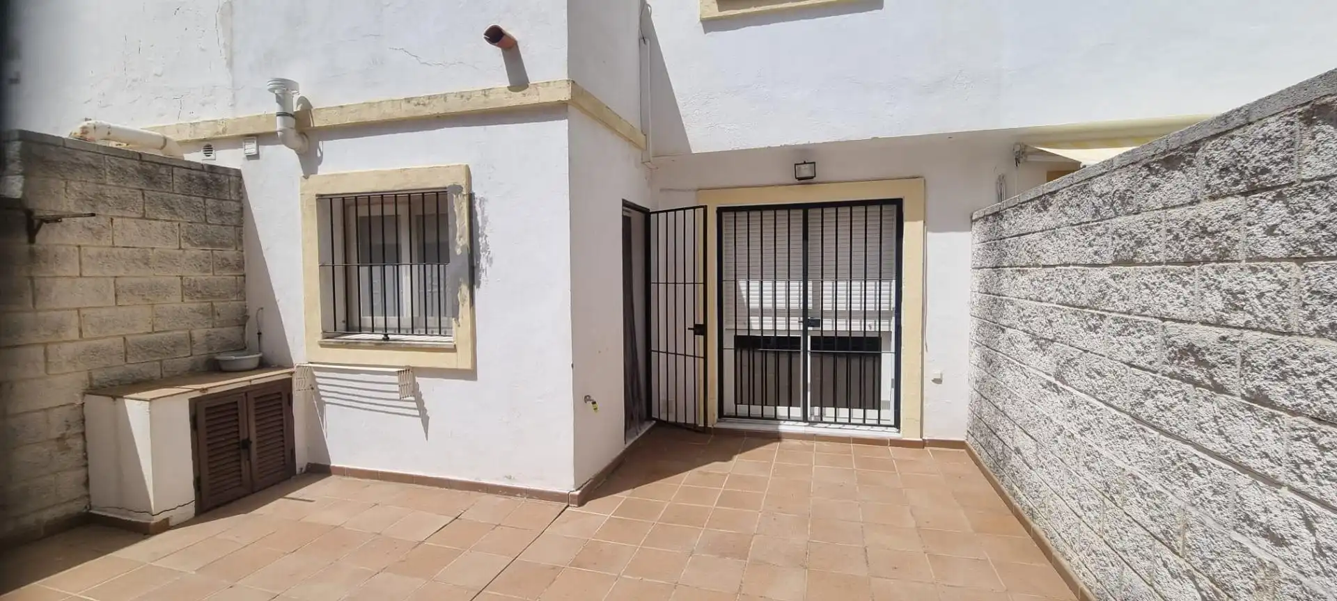 Vista exterior de Casa adosada en venta en Algeciras con Piscina comunitaria