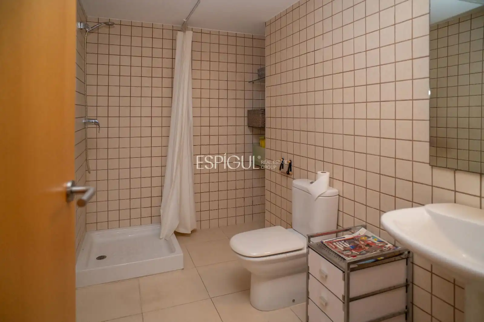 Bathroom of Flat for sale in Girona  with Air Conditioner, Heating and Terrace