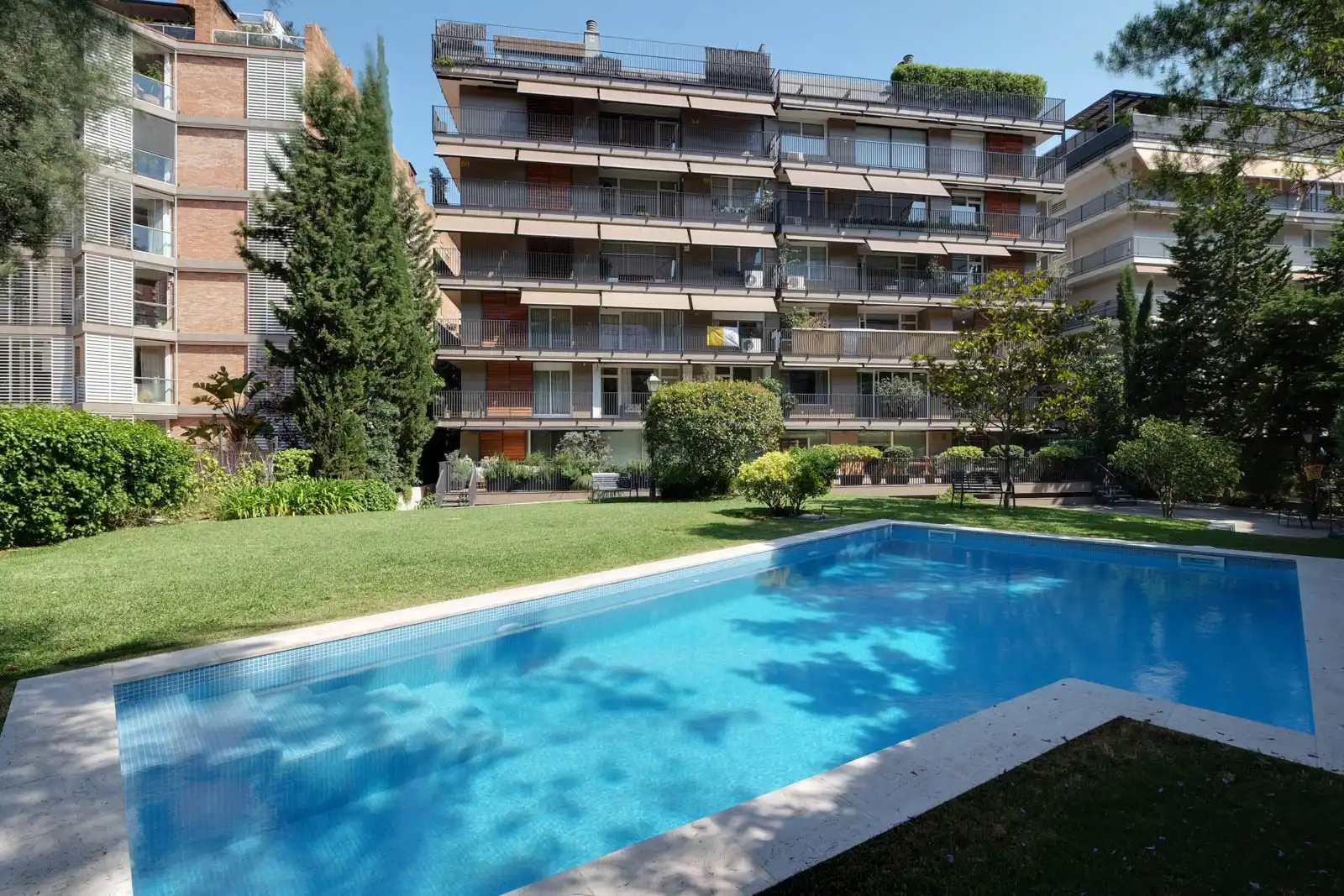 Schwimmbecken von Wohnung zum Verkauf in Barcelona mit Klimaanlage, Heizung und Ofen