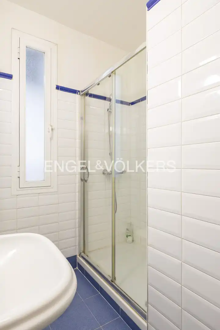 Badezimmer von Wohnung zum Verkauf in Madrid mit Klimaanlage, Heizung und Balkon