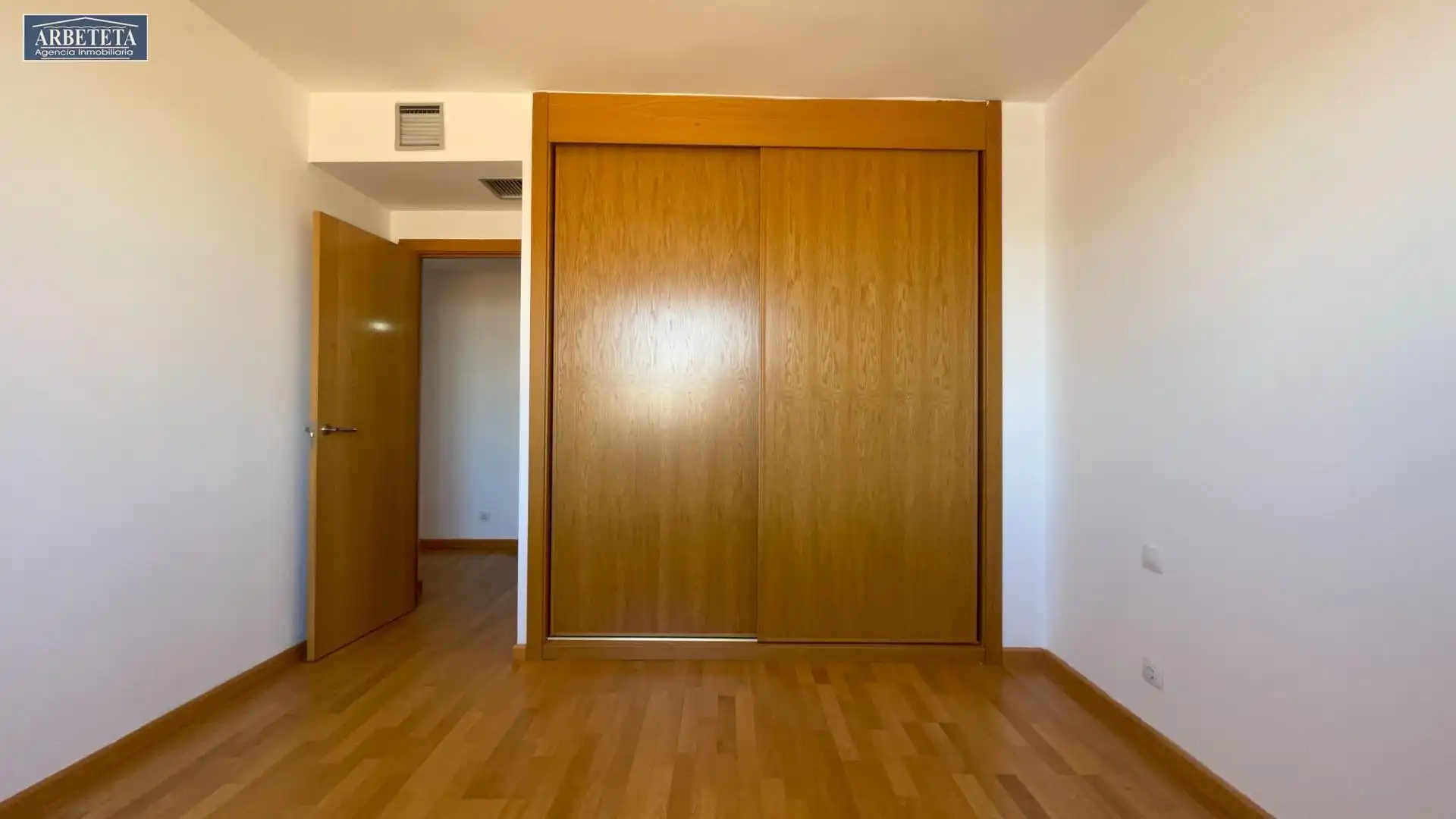 Habitación de Ático en venta en Guadalajara con Calefacción, Terraza y Trastero