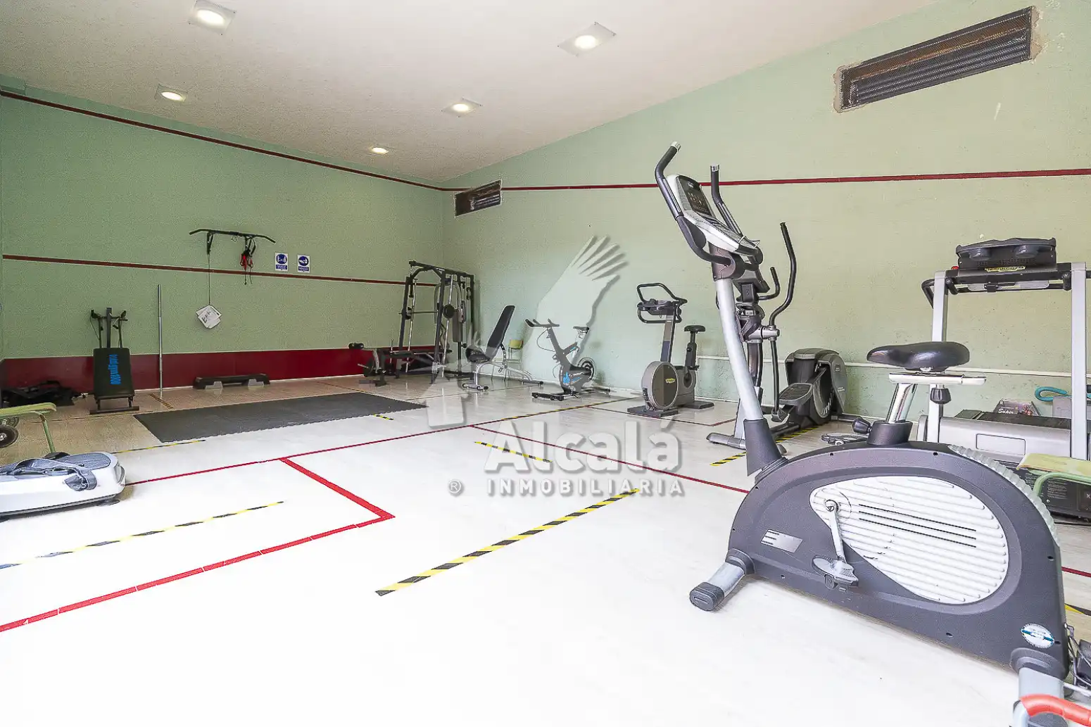 Parking de Piso en venta en Alcalá de Henares con Aire acondicionado, Calefacción y Jardín privado