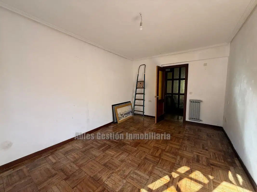 Wohnung zur Miete in Oviedo  mit Heizung, Parkett und Abstellraum