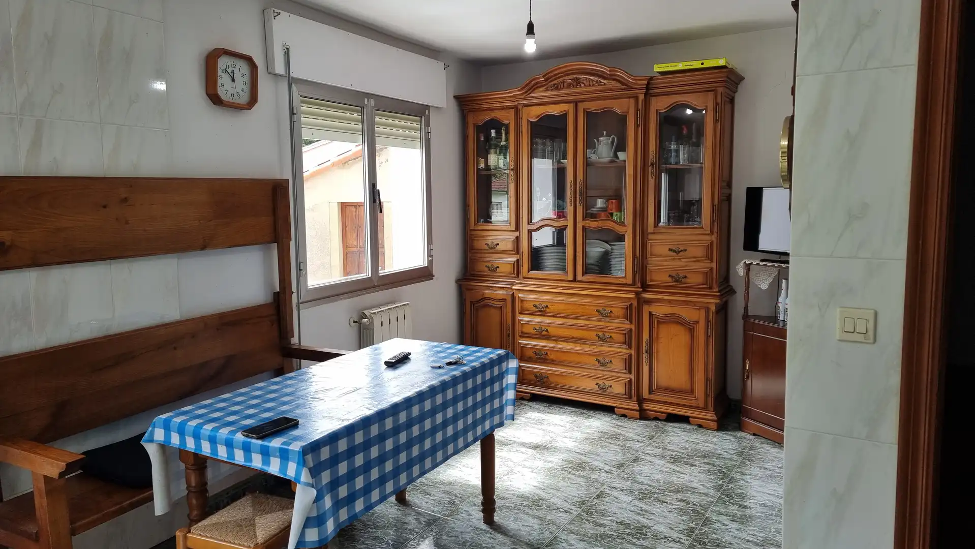 Sala d'estar de Casa adosada en venda en Cabrales amb Calefacció i Moblat