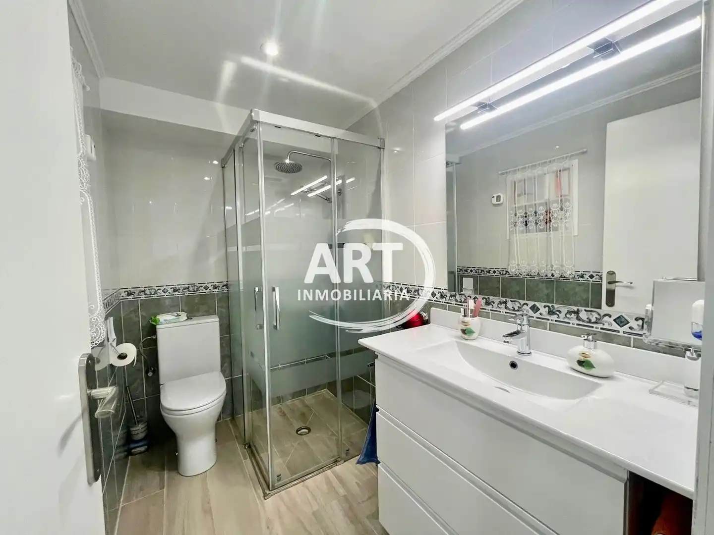 Baño de Casa adosada en venta en La Pobla de Vallbona con Aire acondicionado, Calefacción y Jardín privado