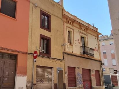 Vista exterior de Casa adosada en venda en Vilanova i la Geltrú amb Balcó