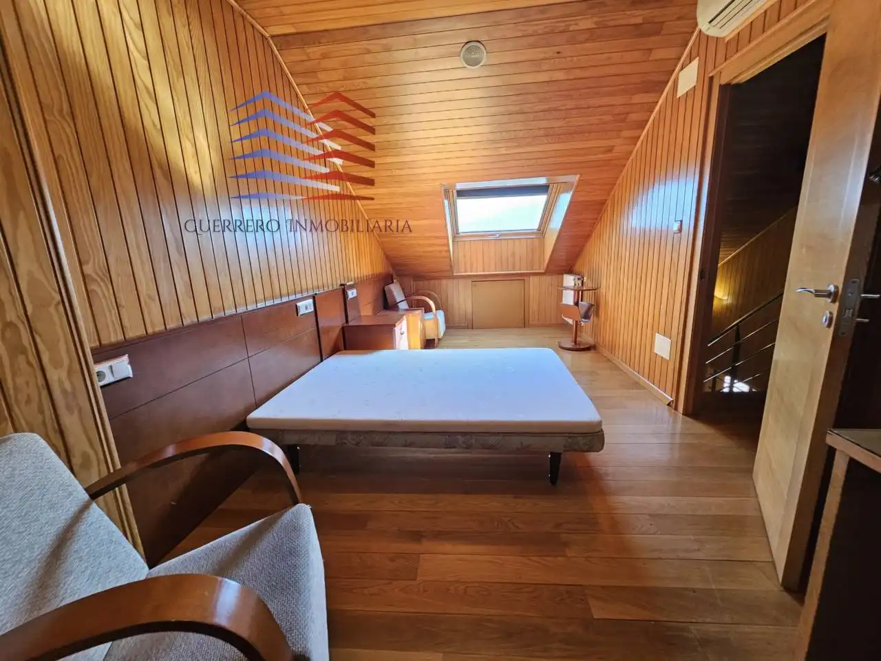Dormitori de Dúplex de lloguer en Ourense Capital  amb Calefacció, Parquet i Terrassa
