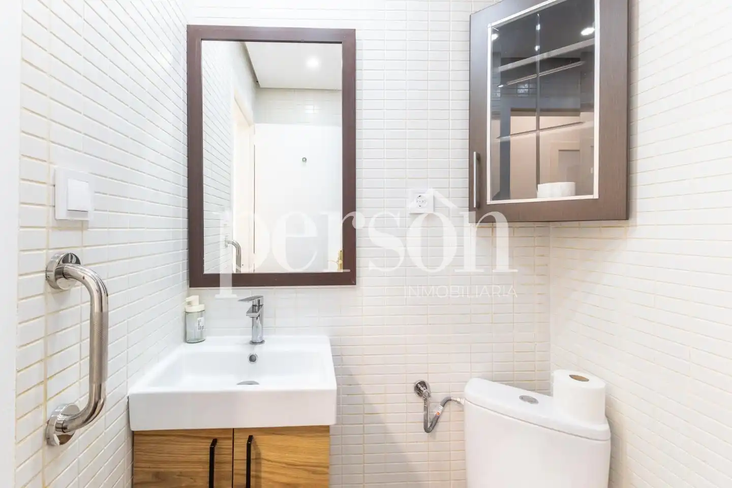 Bany de Pis de lloguer en Valencia amb Aire condicionat, Terrassa i Moblat