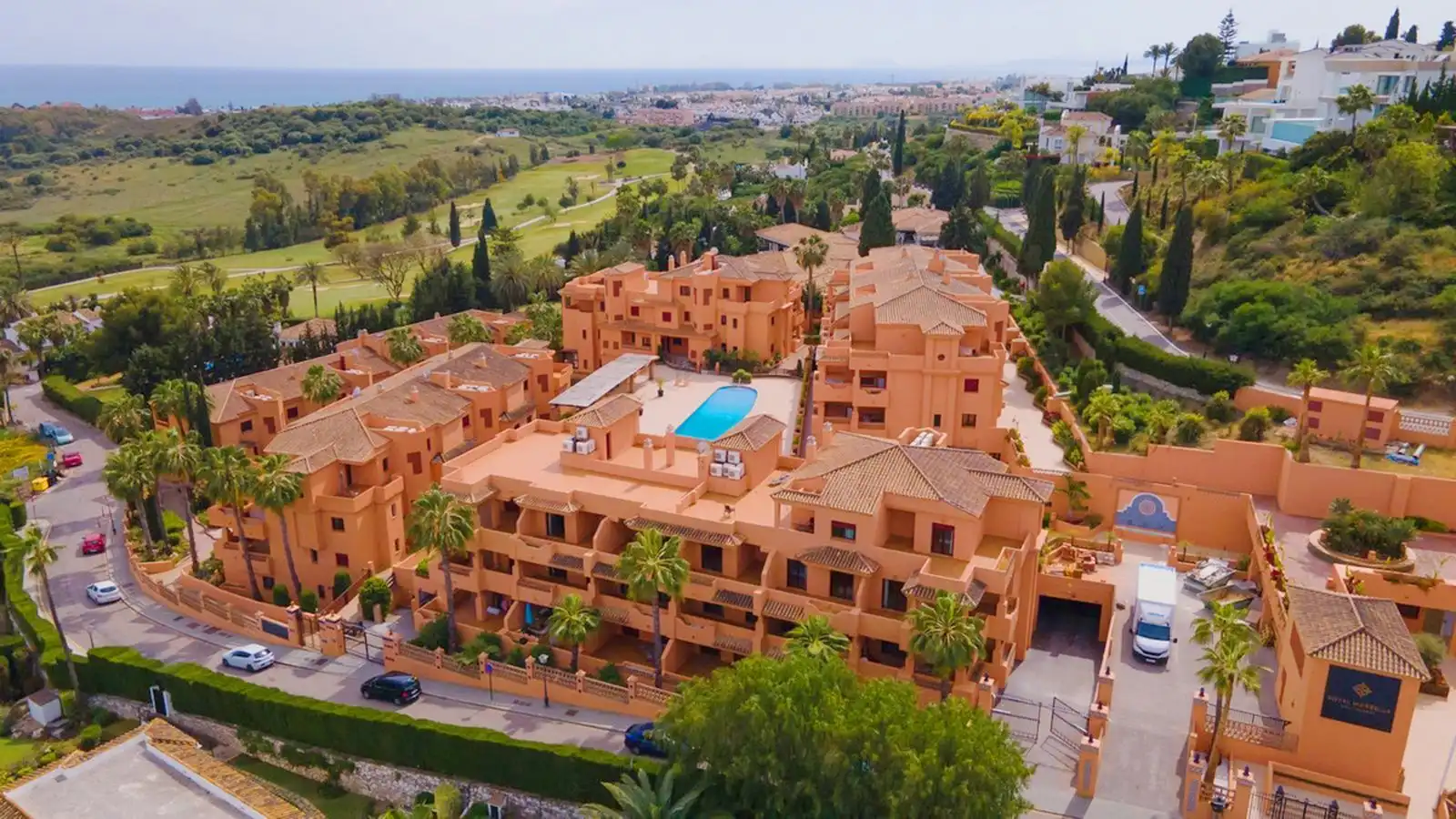 Vista exterior de Pis en venda en Estepona amb Aire condicionat, Terrassa i Piscina