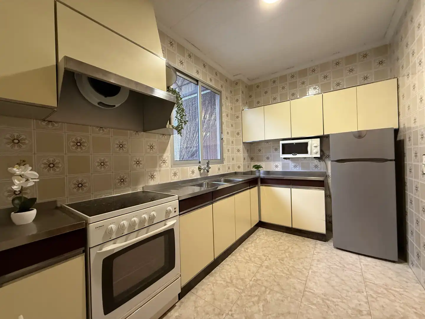 Küche von Einfamilien-Reihenhaus zum Verkauf in La Pobla del Duc mit Klimaanlage, Heizung und Terrasse