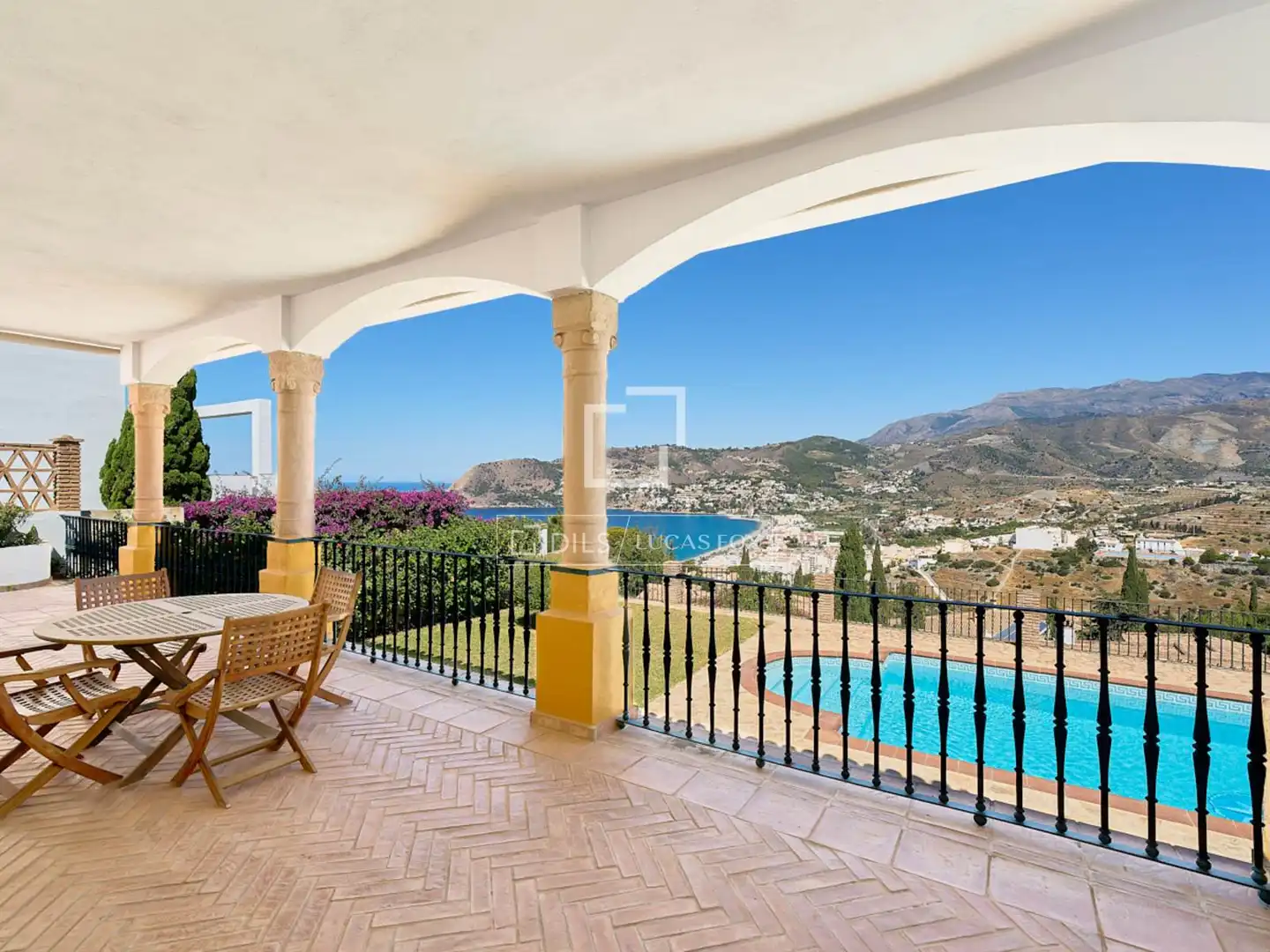 Vista exterior de Casa o xalet en venda en Almuñécar amb Aire condicionat, Calefacció i Jardí privat
