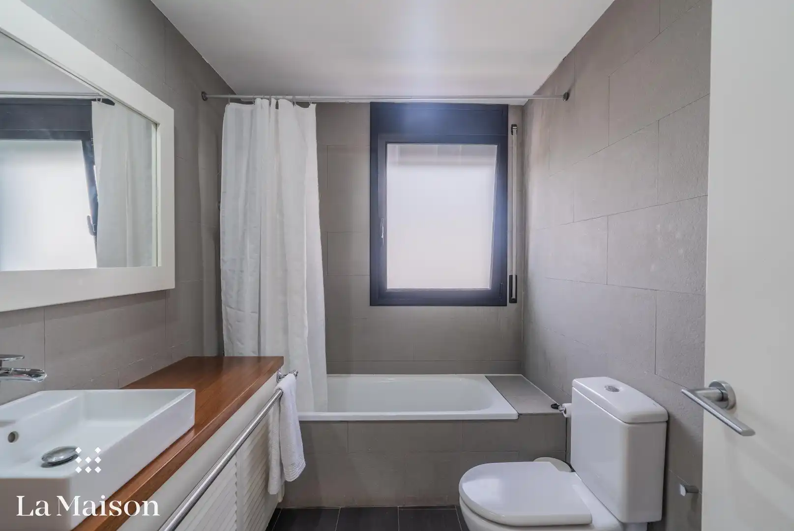 Bany de Casa o xalet en venda en Vilanova del Vallès amb Parquet, Terrassa i Piscina