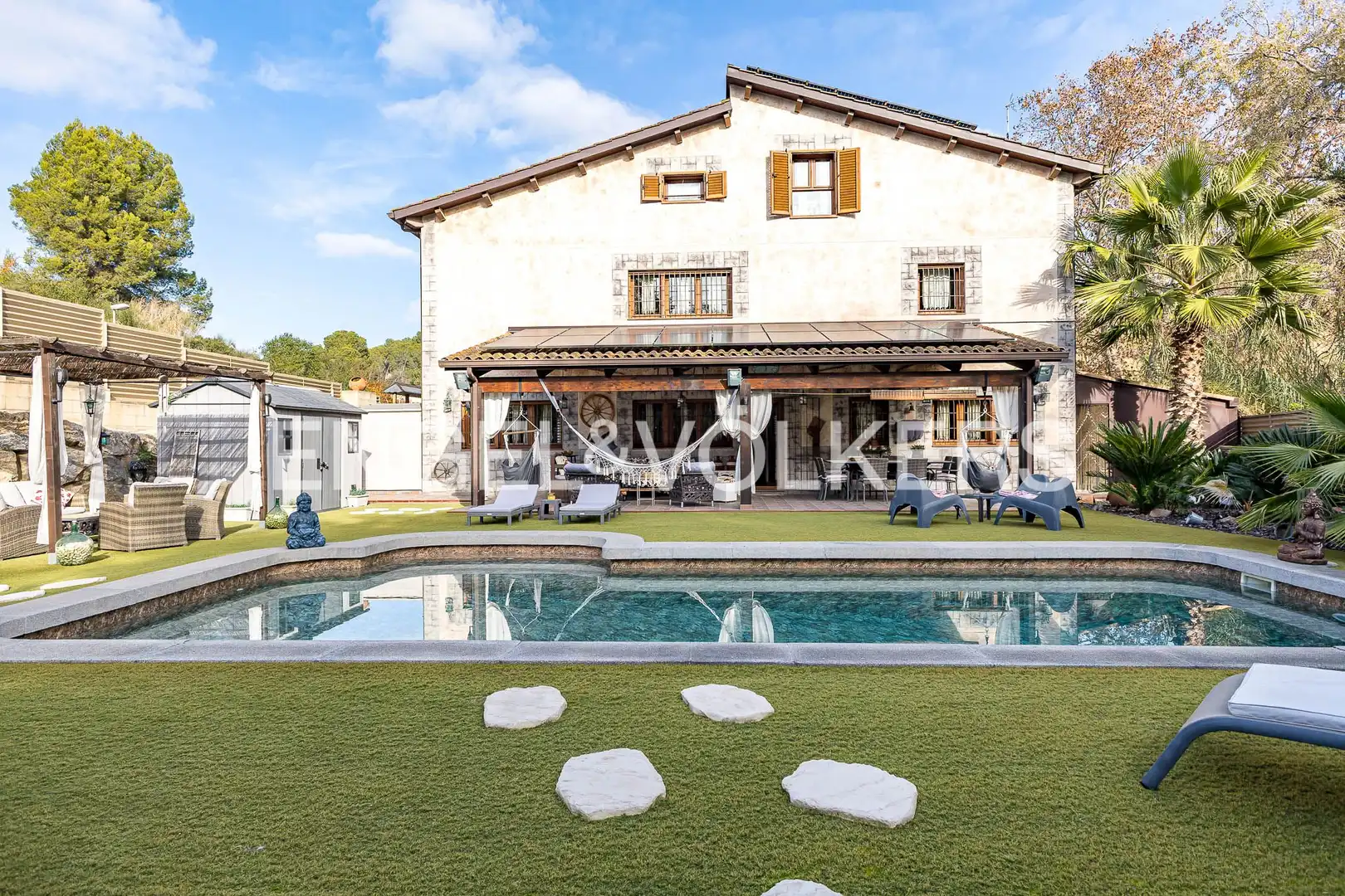 Vista exterior de Casa o xalet en venda en Rubí amb Calefacció, Jardí privat i Piscina
