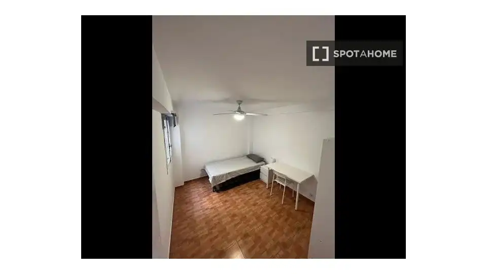 Habitación de Piso de alquiler en Valencia con Aire acondicionado, Calefacción y Amueblado