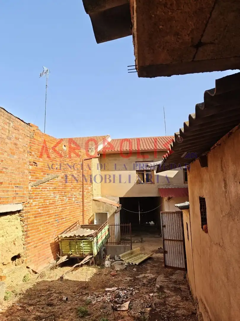 Vista exterior de Casa o chalet en venta en Quiruelas de Vidriales con Trastero