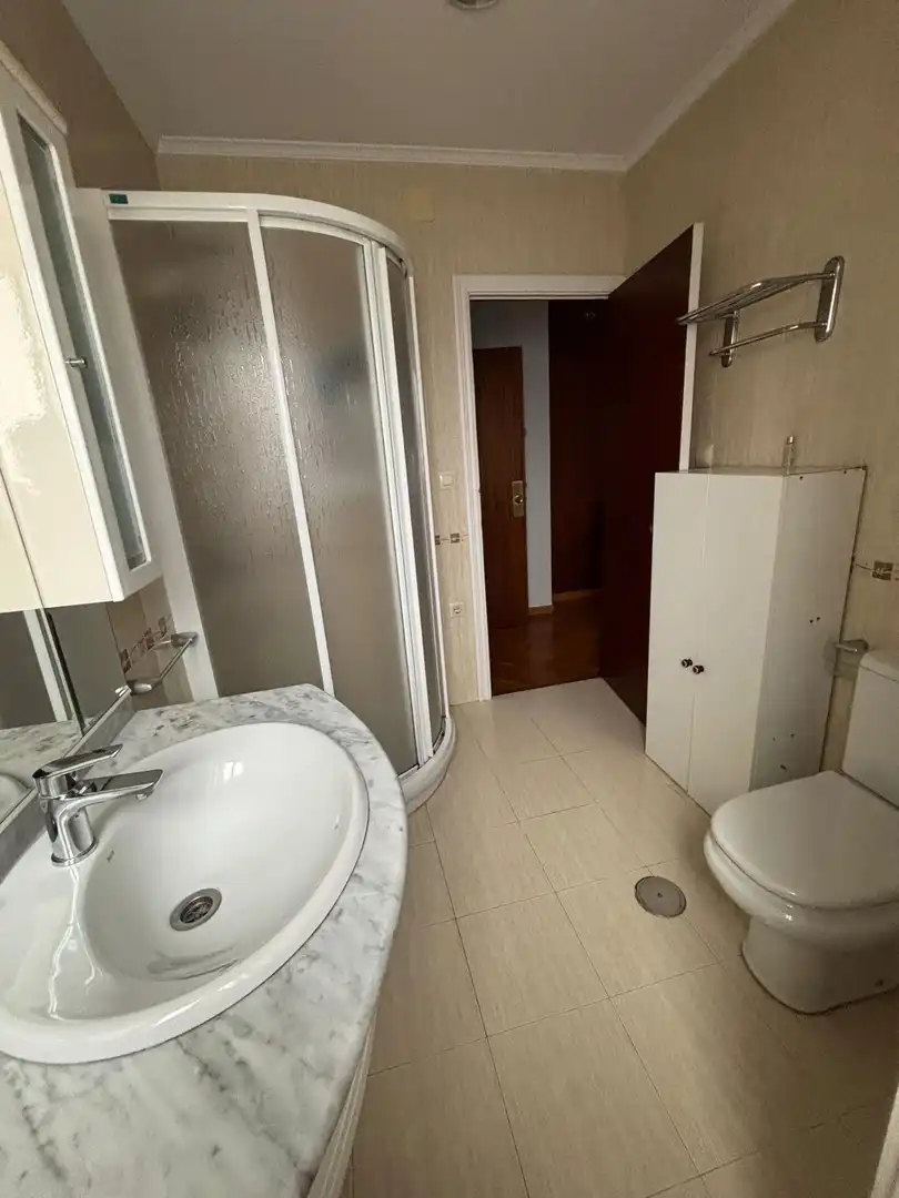 Bathroom of Flat for sale in Ourense Capital   with Heating and Storage room