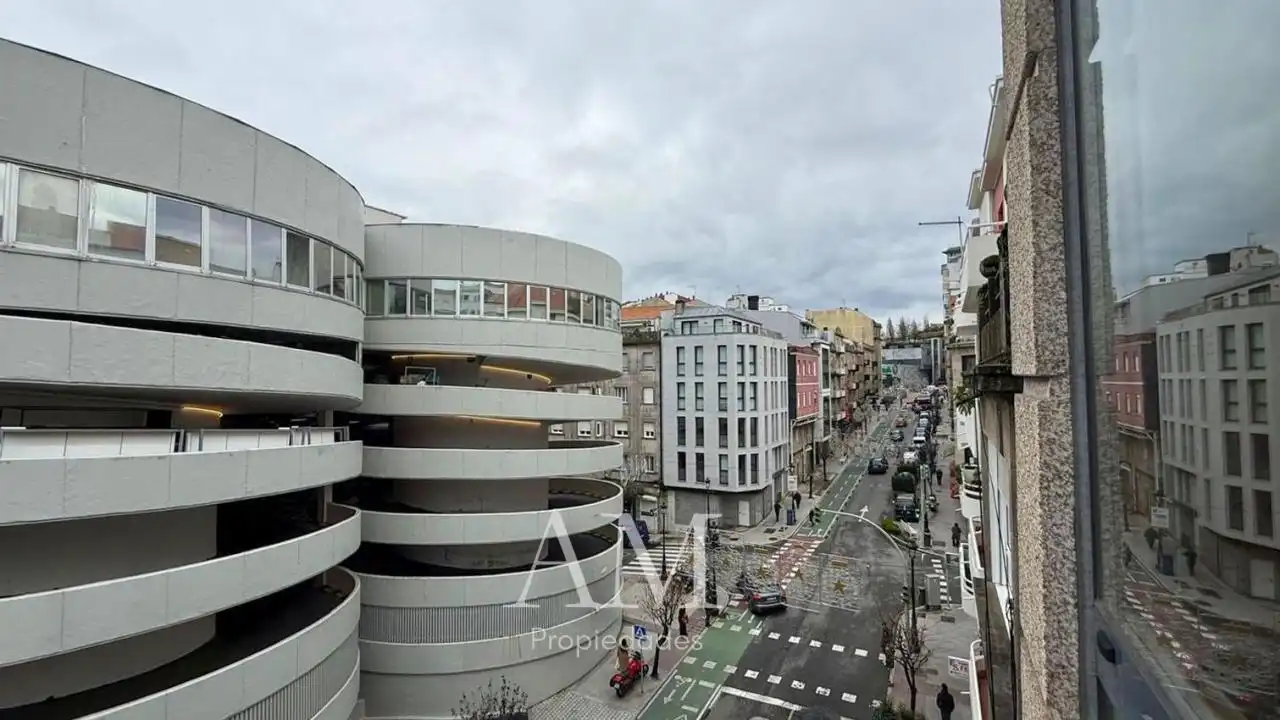 Vista exterior de Pis en venda en Vigo  amb Calefacció, Traster i Moblat