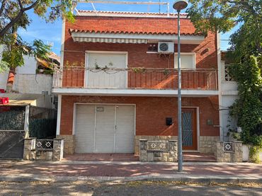 Casa con balcone in vendita a Carrer de les Oliveres
