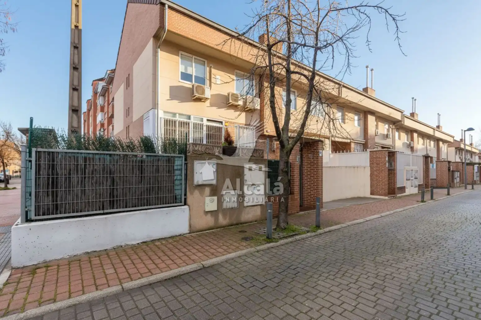 Außenansicht von Einfamilien-Reihenhaus zum Verkauf in Alcalá de Henares mit Heizung und Terrasse