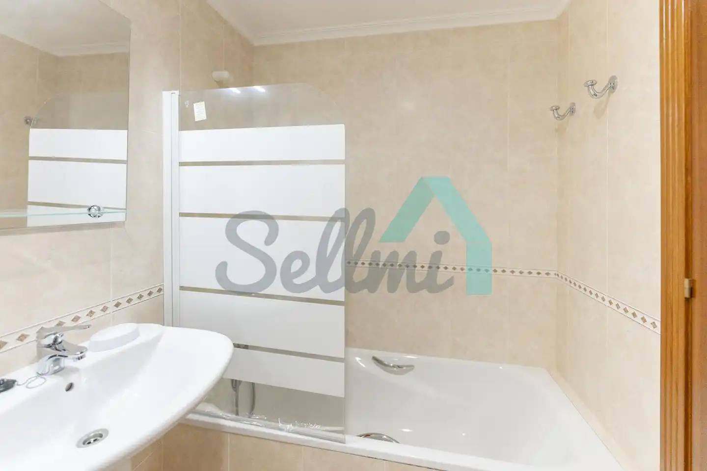 Baño de Piso de alquiler en Oviedo  con Calefacción, Parquet y Terraza