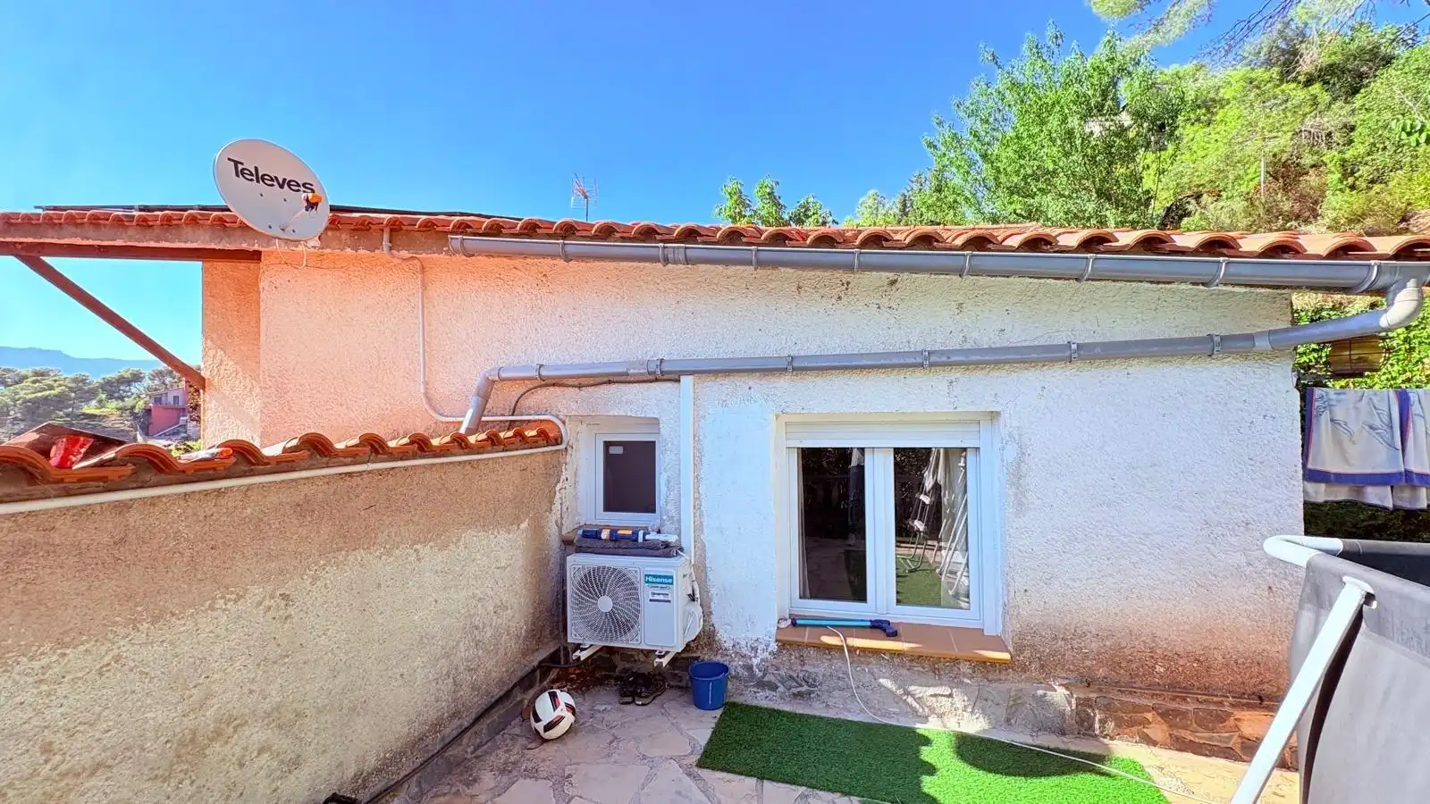 Vista exterior de Casa o xalet en venda en Castellar del Vallès amb Aire condicionat, Calefacció i Jardí privat