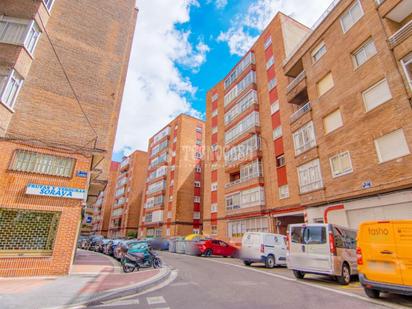 Exterior view of Flat for sale in Valladolid Capital  with Heating, Terrace and Furnished