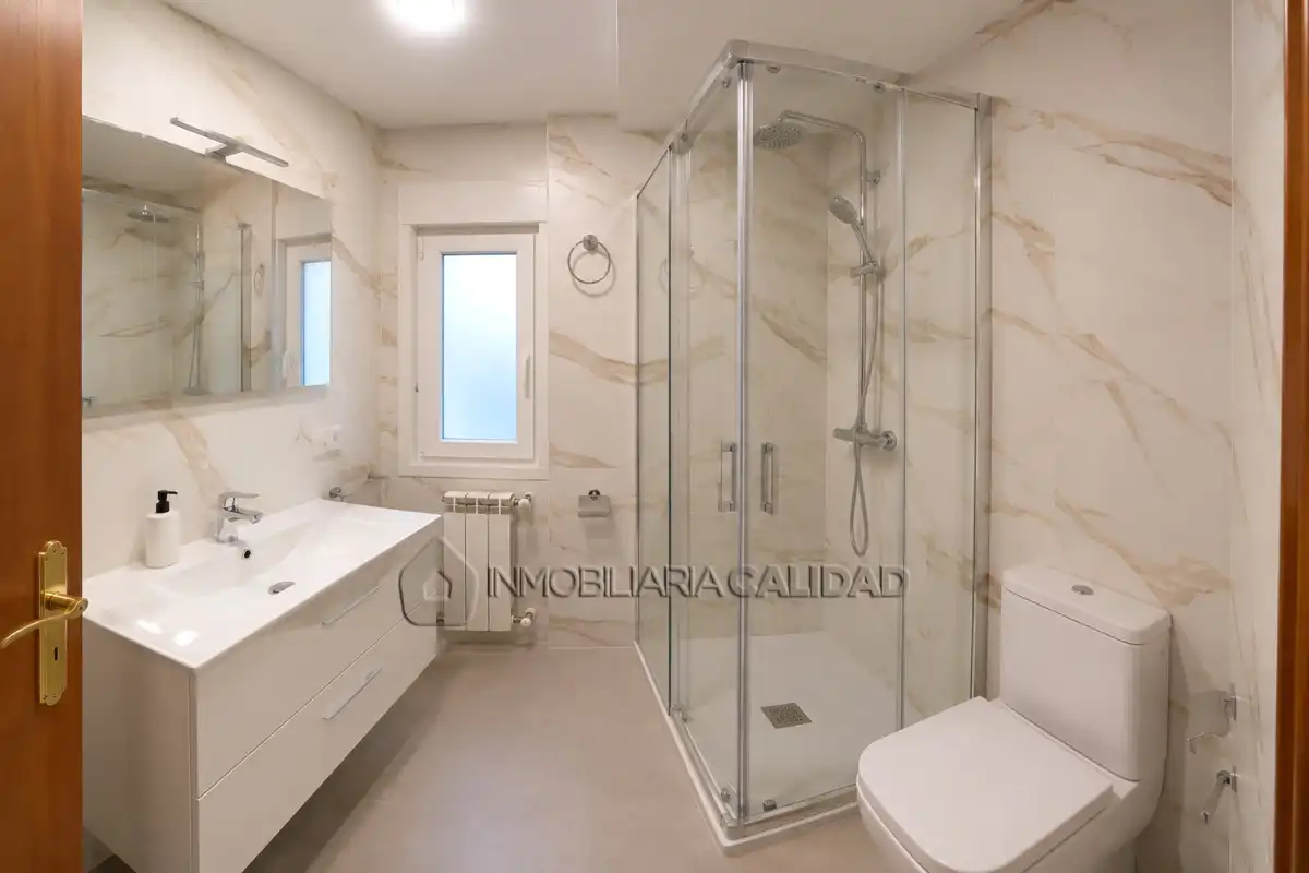 Baño de Piso de alquiler en Burgos con Calefacción, Terraza y Amueblado