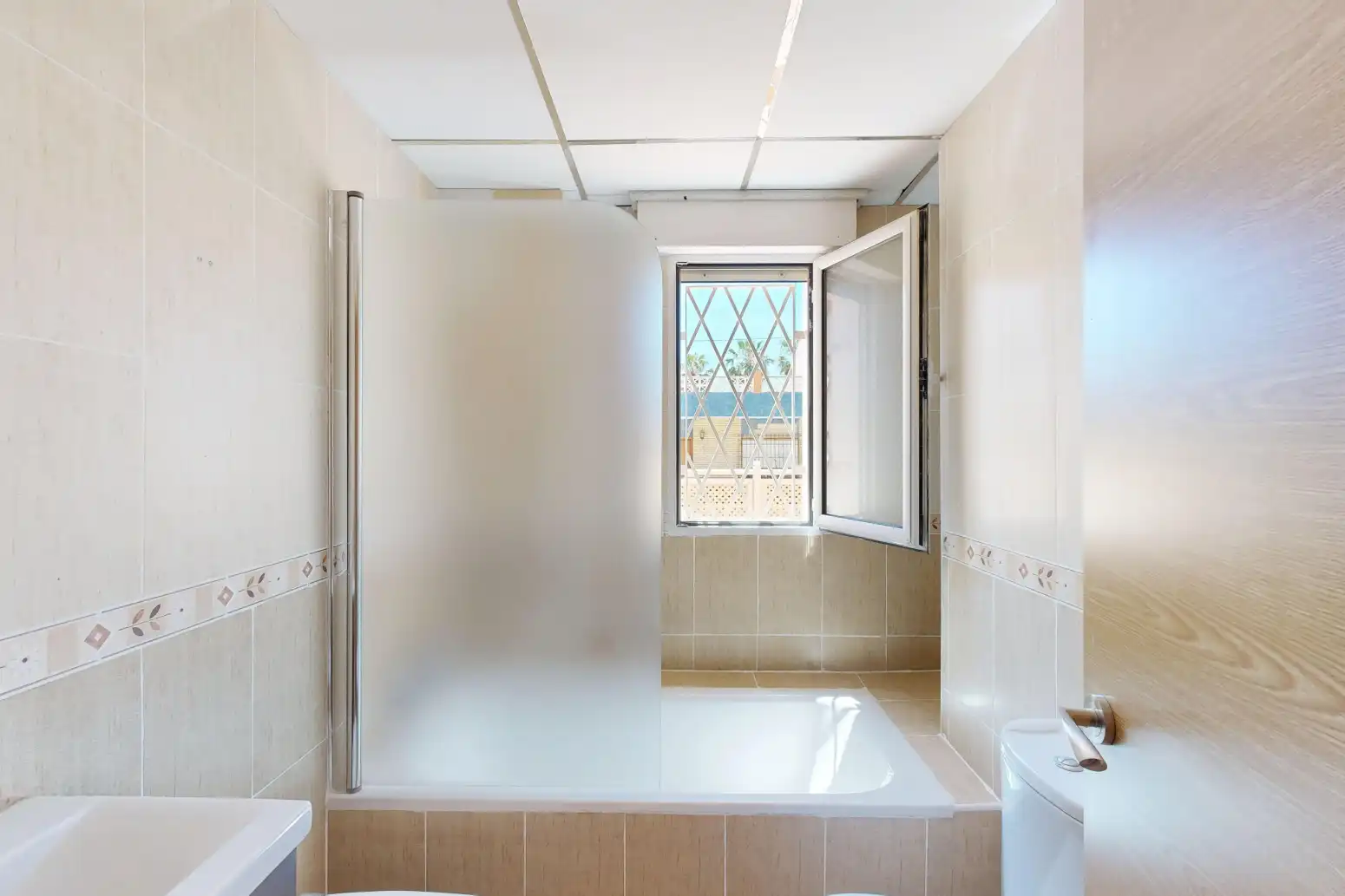Badezimmer von Wohnung zum Verkauf in Cartagena mit Privatgarten, Terrasse und Abstellraum