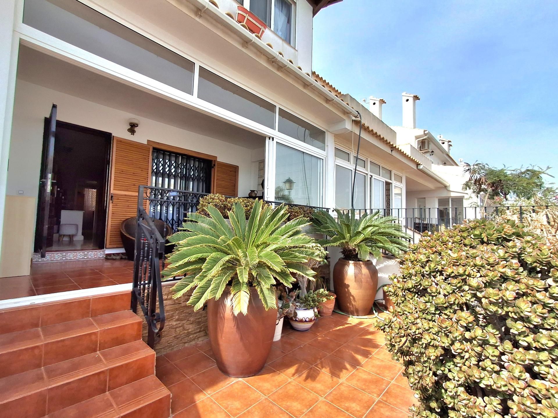 Vista exterior de Casa adosada en venda en Santa Pola amb Traster i Piscina comunitària