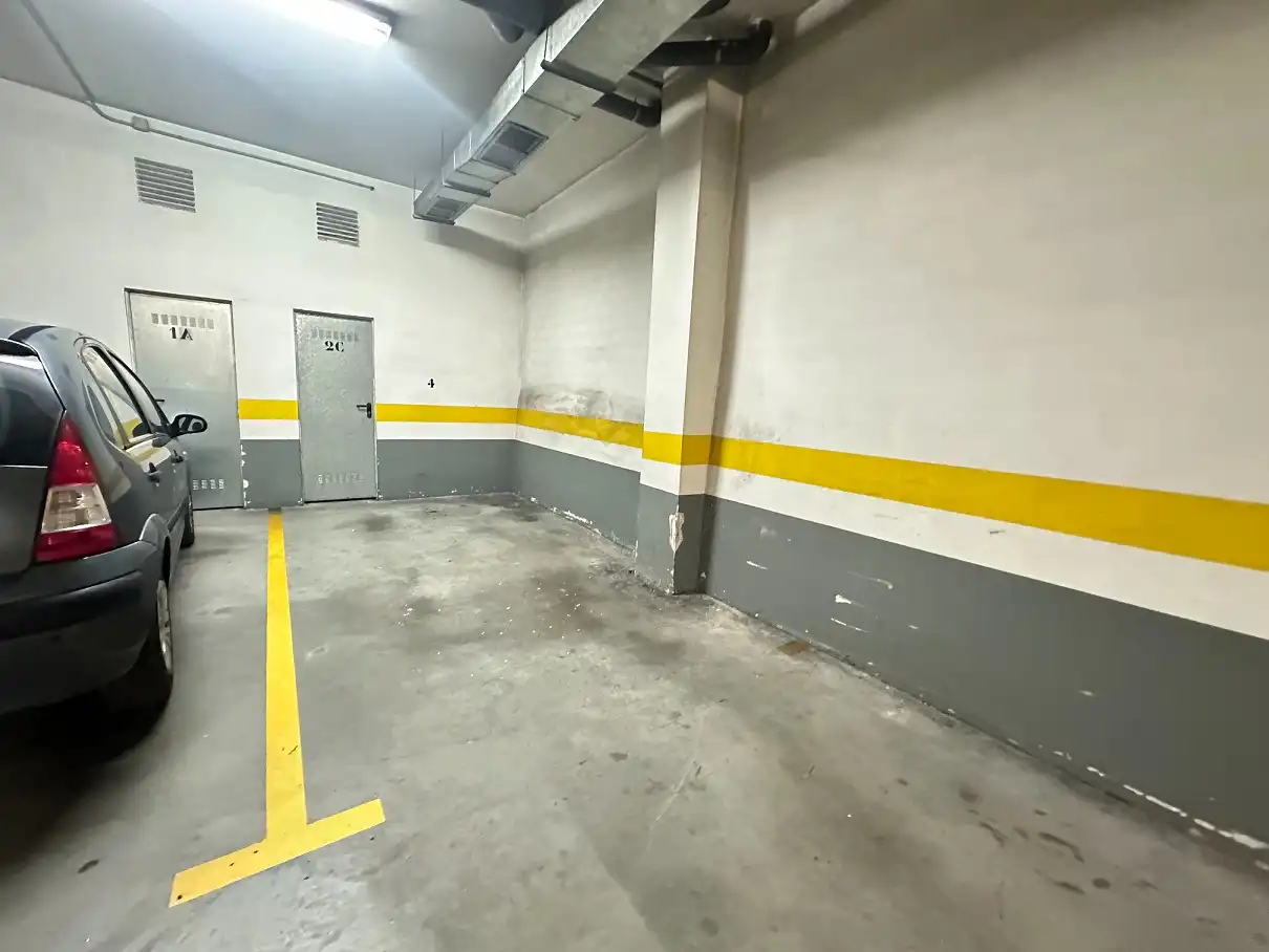 Parking de Piso de alquiler en Santiago de Compostela  con Calefacción, Trastero y Amueblado