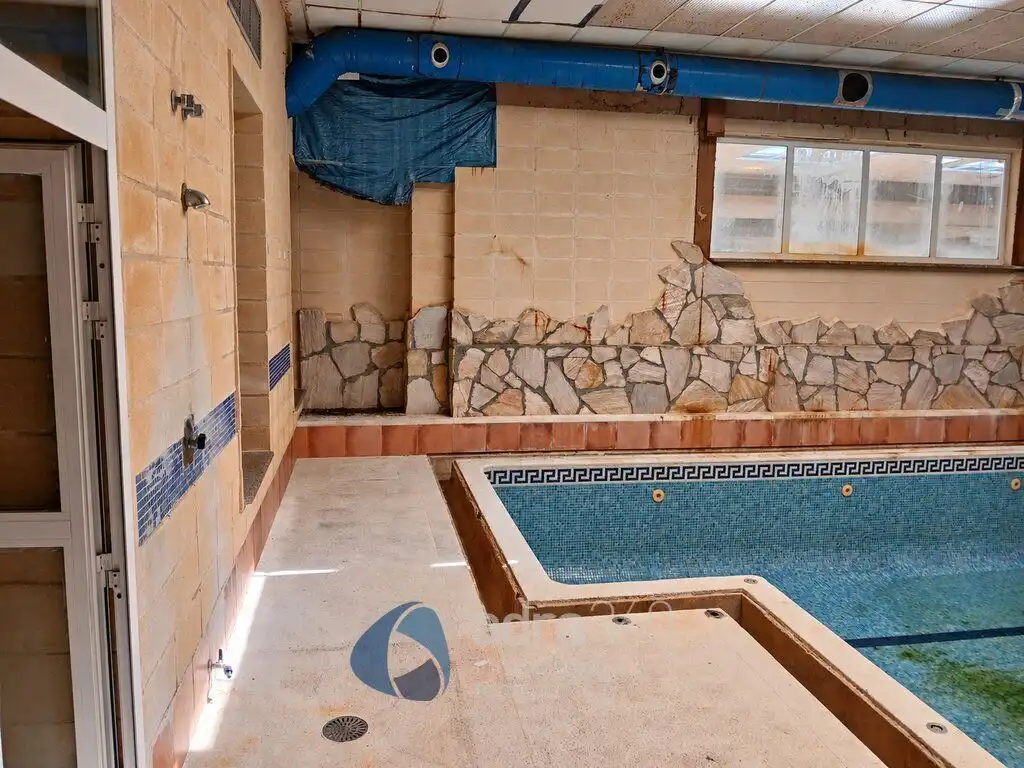 Piscina de Local de lloguer en  Logroño