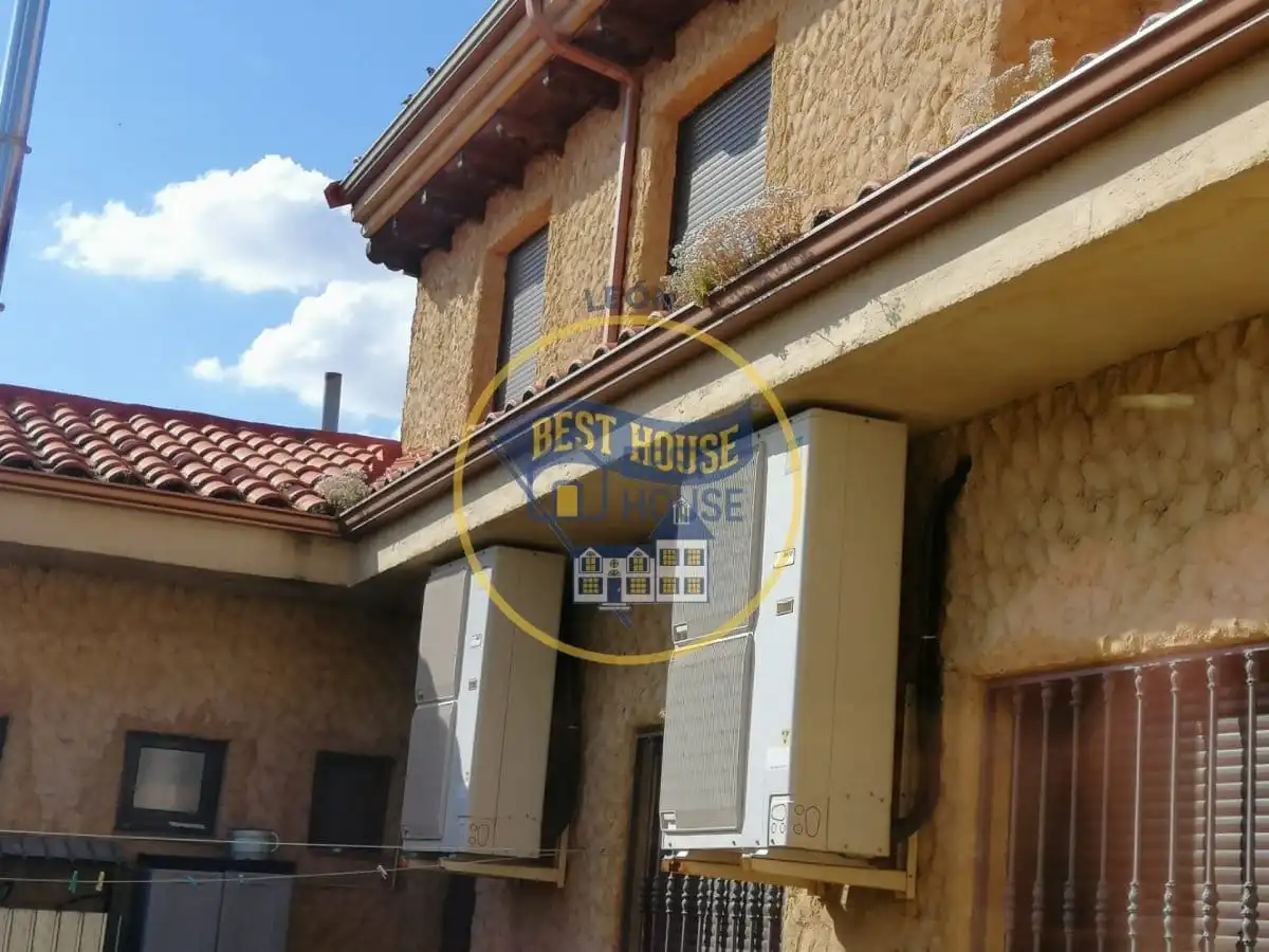 Vista exterior de Edifici en venda en El Burgo Ranero  amb Alarma