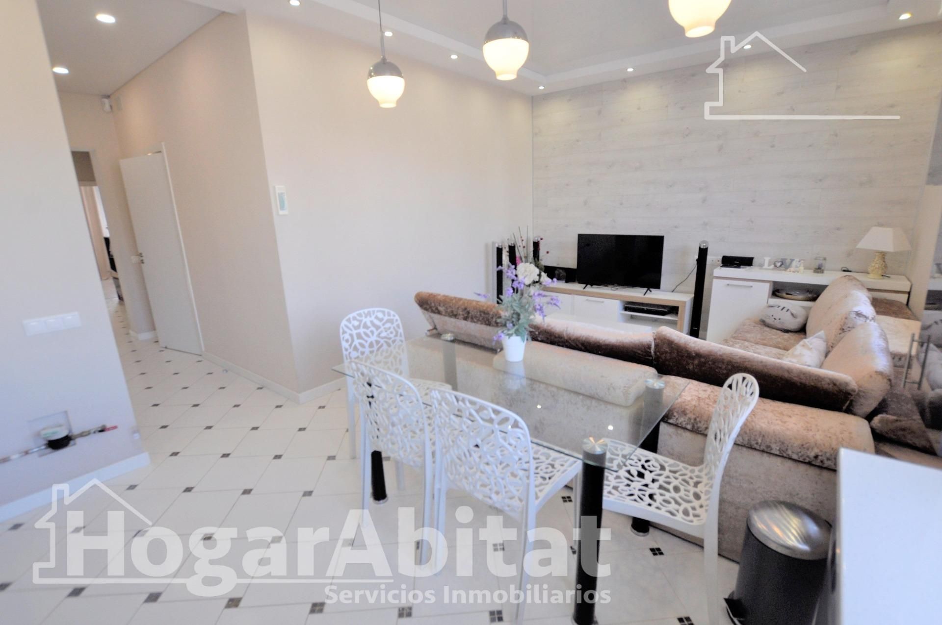 Living room of Flat for sale in  Valencia Capital  with Air Conditioner and Alarm