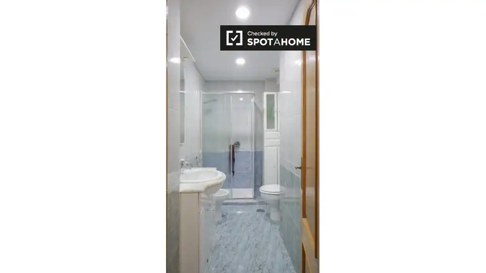Bathroom of Flat for rent in Madrid  with Air Conditioner, Heating and Furnished