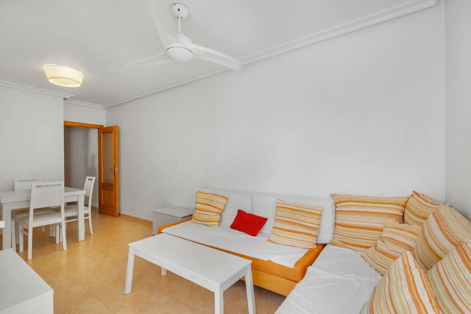 Sala de estar de Apartamento en venta en Torrevieja con Piscina, Amueblado y Microondas