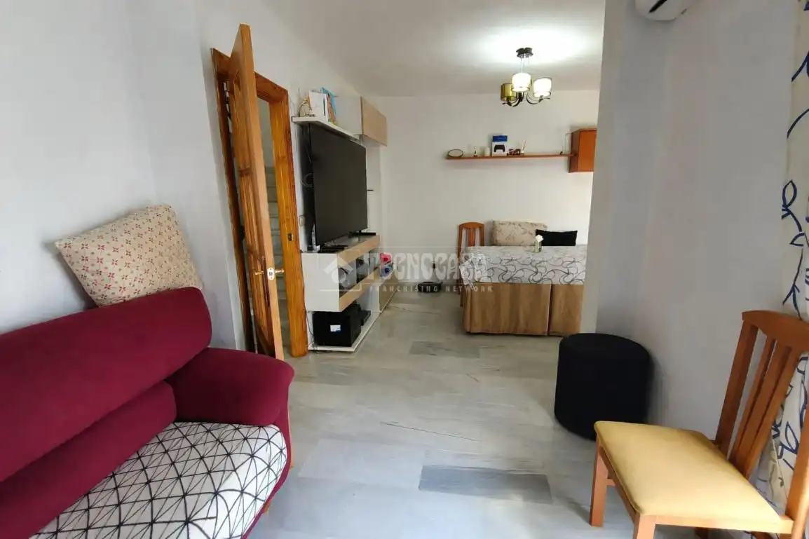 Wohnzimmer von Einfamilien-Reihenhaus zum Verkauf in Armilla mit Klimaanlage