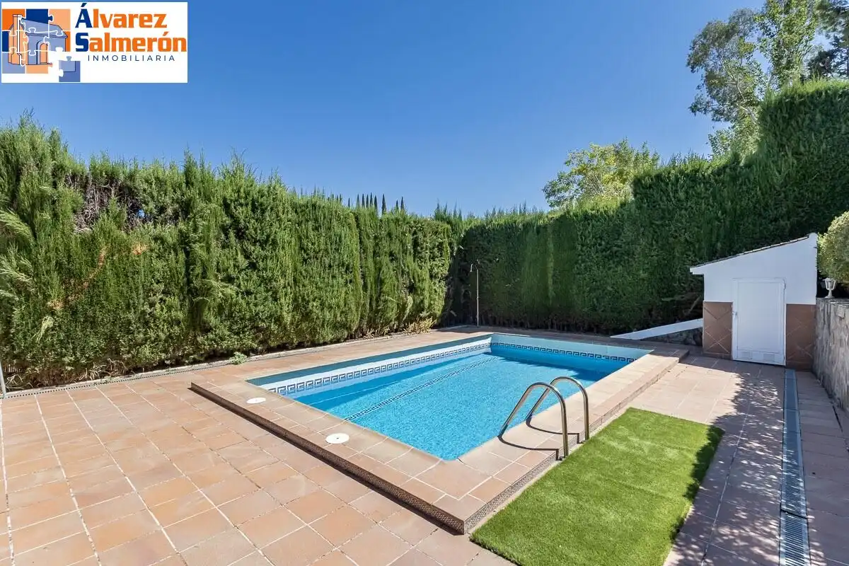 Swimming pool of Houses for sale in Altos de la Zubia