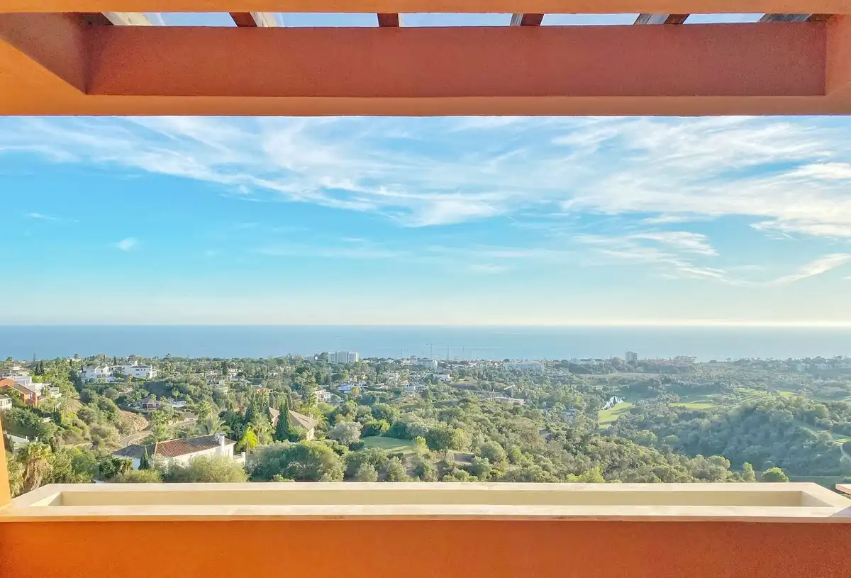 Vista exterior de Àtic en venda en Marbella amb Terrassa, Traster i Alarma