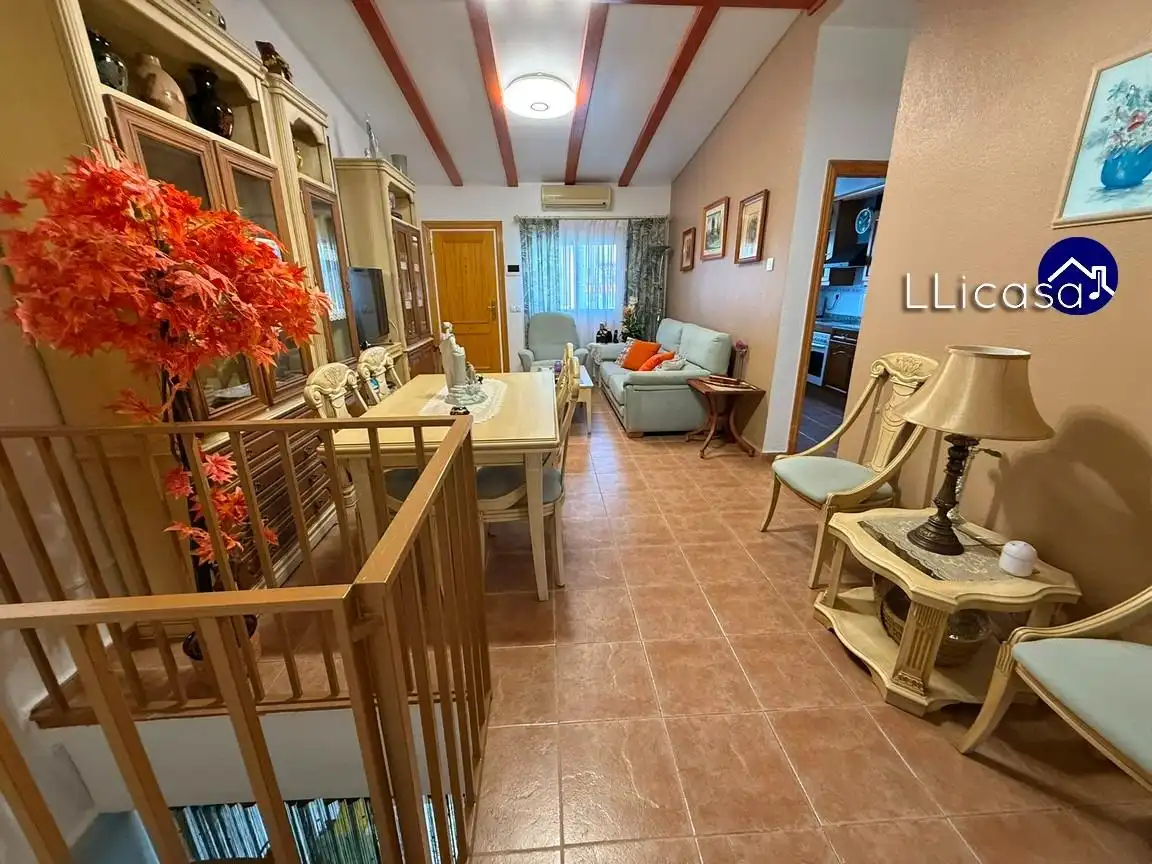 Sala de estar de Casa adosada en venta en La Pobla de Vallbona con Aire acondicionado, Jardín privado y Terraza