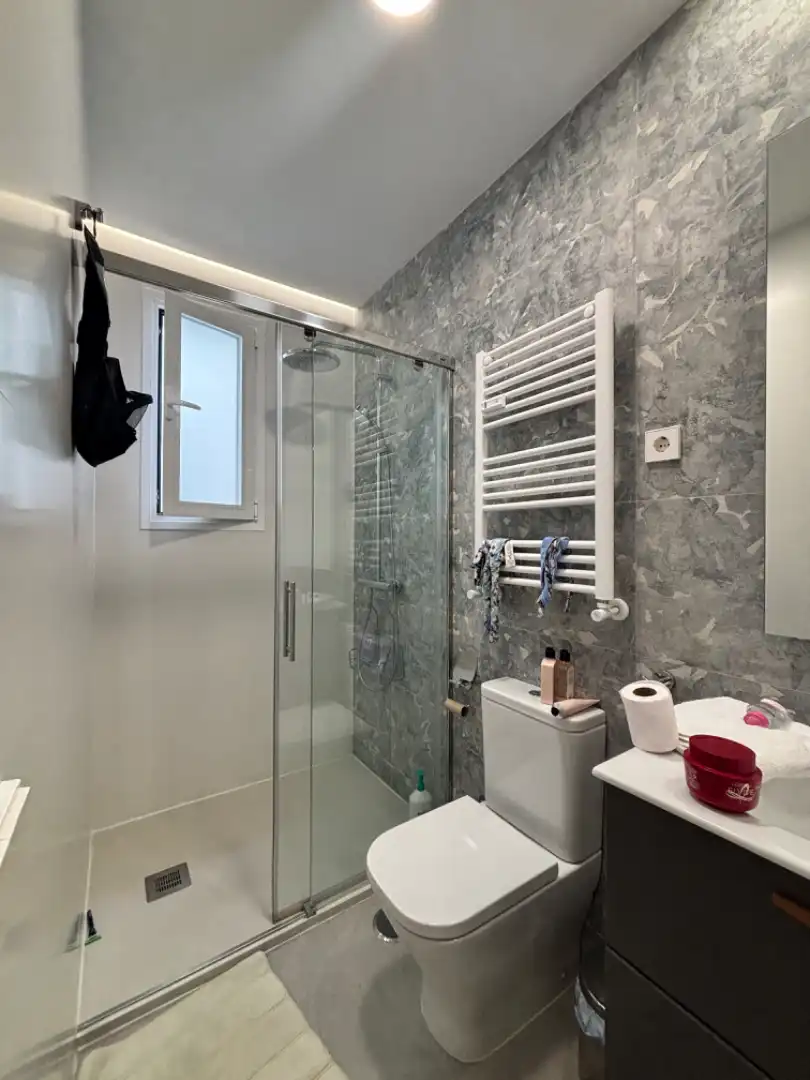 Badezimmer von Wohnung zur Miete in Madrid mit Klimaanlage, Heizung und Möbliert