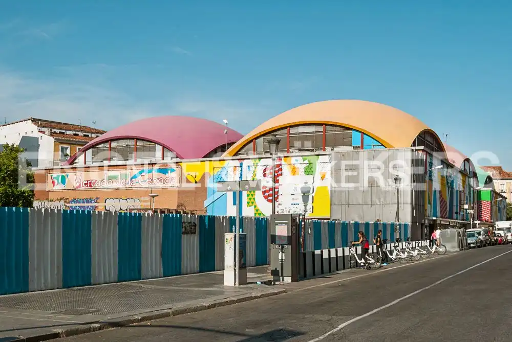Vista exterior de Piso en venta en Madrid con Calefacción