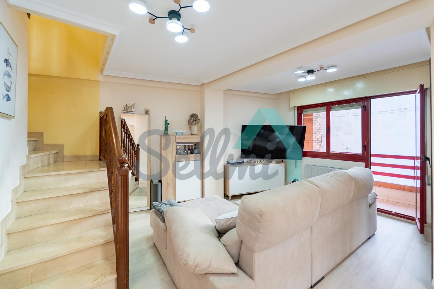 Sala d'estar de Dúplex en venda en Oviedo  amb Calefacció i Terrassa