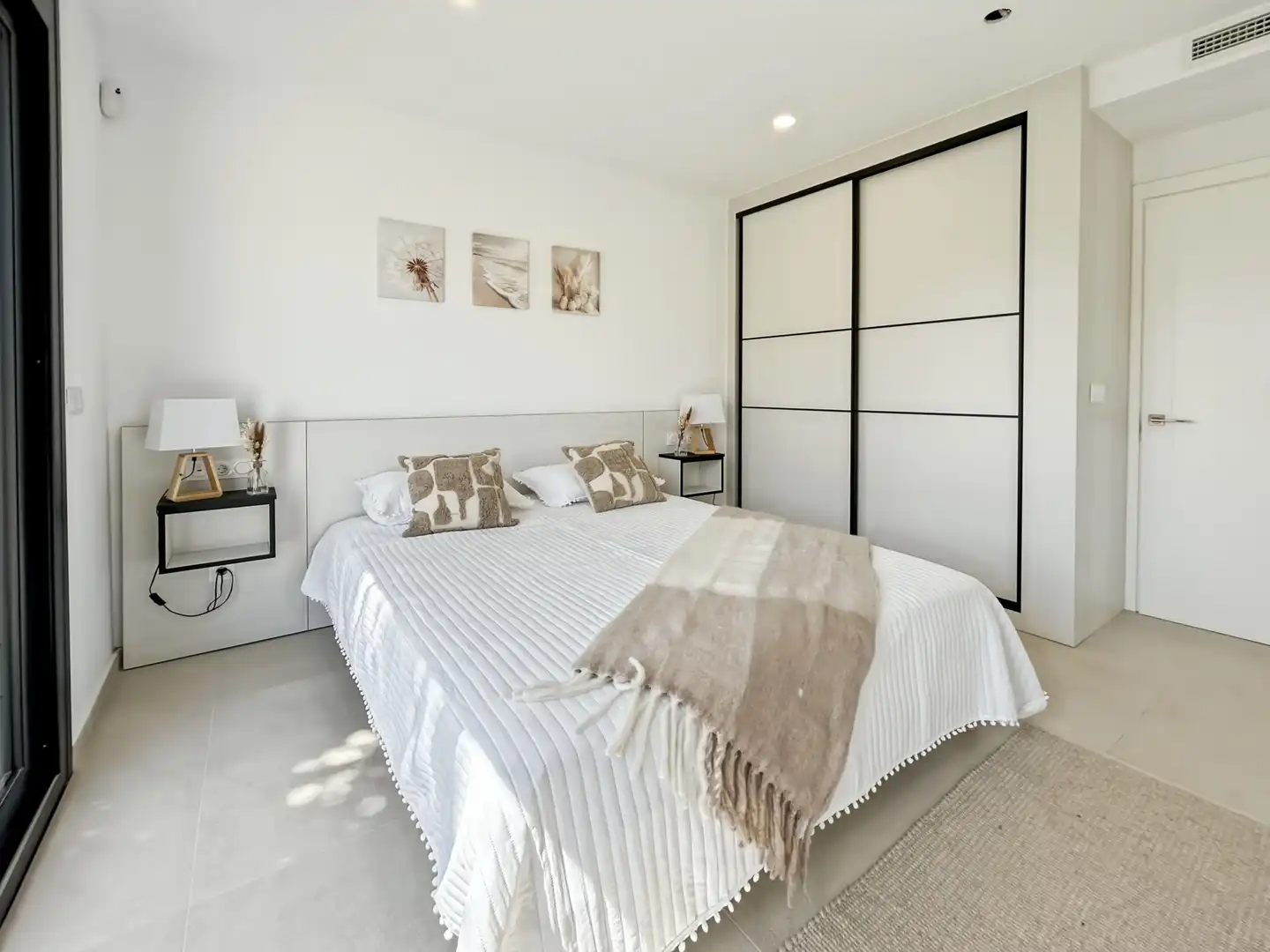 Schlafzimmer von Einfamilien-Reihenhaus zum Verkauf in Empuriabrava mit Klimaanlage, Heizung und Schwimmbad