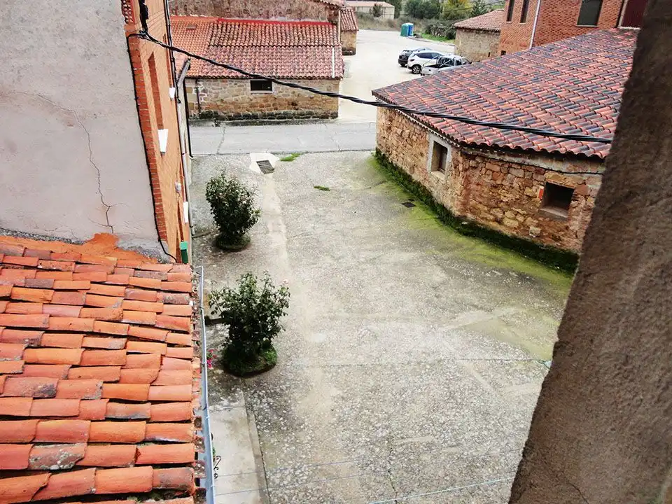 Vista exterior de Casa adosada en venda en Castrillo de la Reina amb Calefacció i Traster