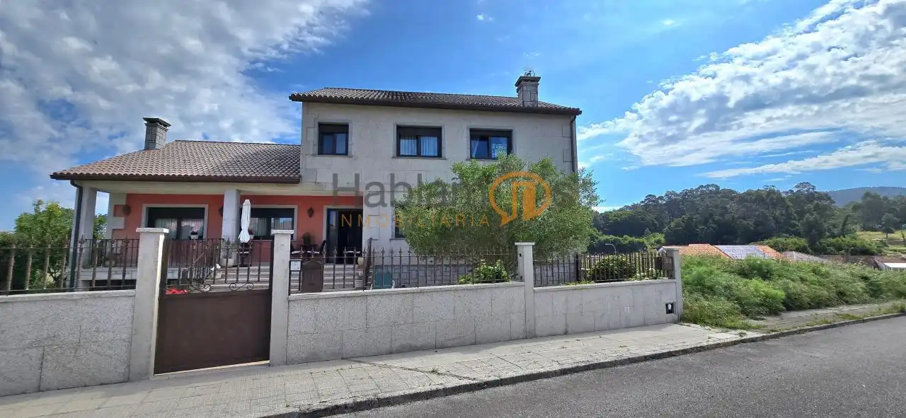 Vista exterior de Casa o xalet en venda en Vilagarcía de Arousa amb Calefacció, Jardí privat i Terrassa